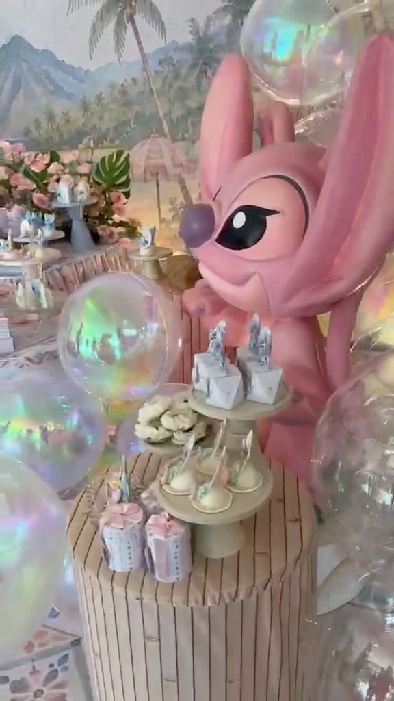 Cenário tropical em tons de rosa com a personagem Angel