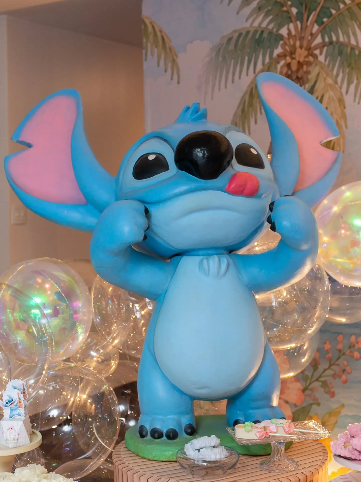 Personagem Stitch em uma decoração iluminada
