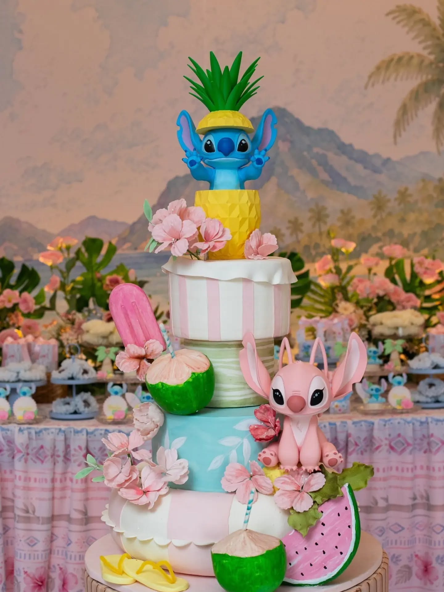 Bolo tropical com Stitch e Angel em uma festa infantil