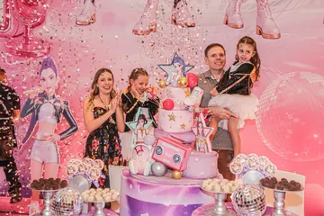 Família celebrando em uma decoração K-pop