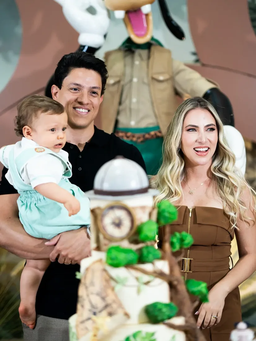 Família reunida em uma festa com tema safari
