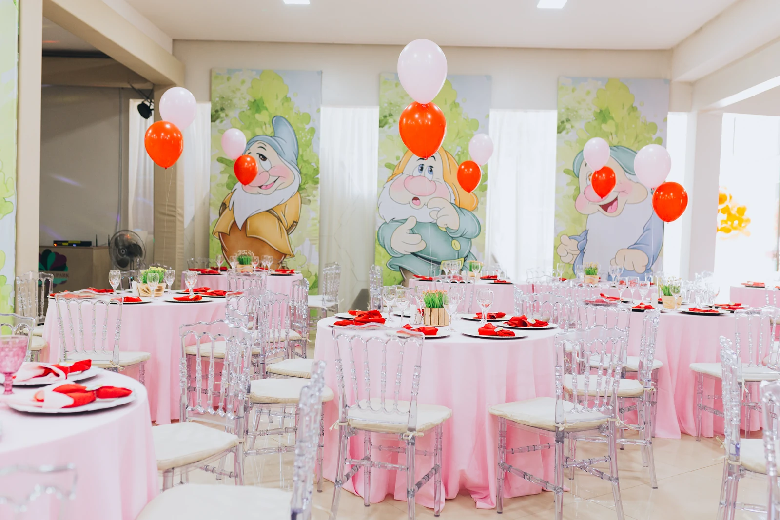 Cenário de festa infantil pronto para receber os convidados