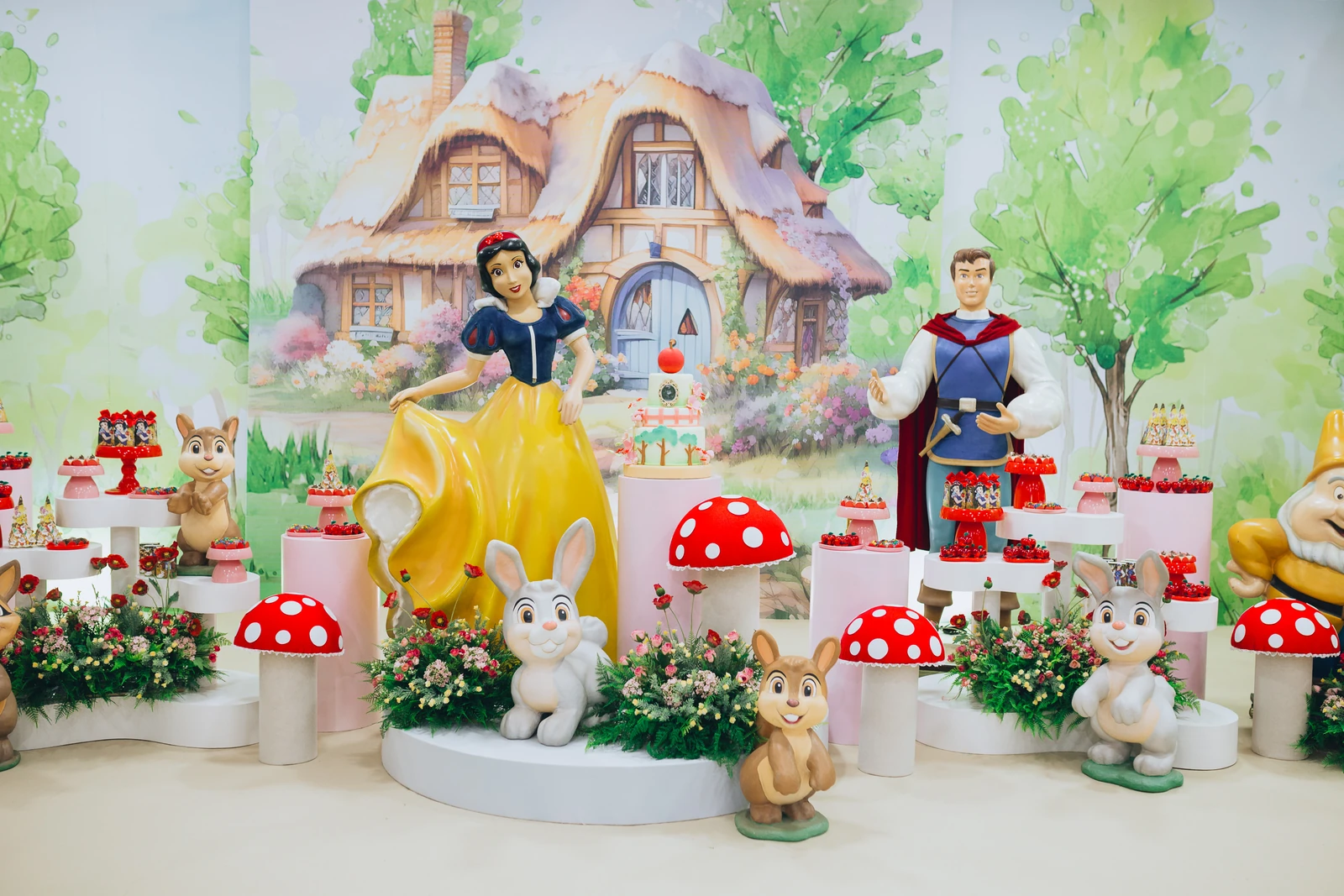 Cenário autoral de festa infantil com personagens e flores