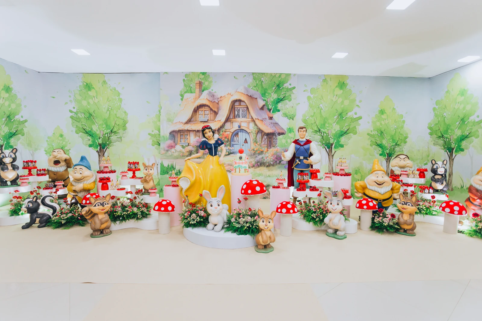 Cenografia completa com personagens, flores e estruturas em diferentes alturas