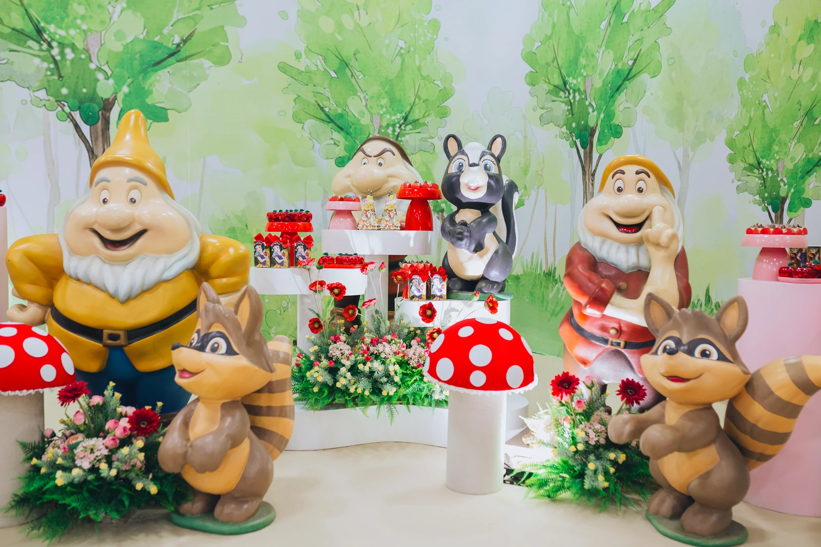 Detalhes, personagens e volumes de uma cenografia infantil