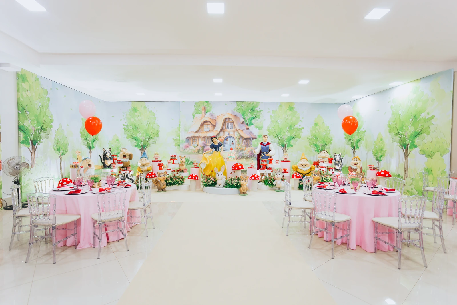 Vista ampla de salão após a montagem da decoração Branca de Neve