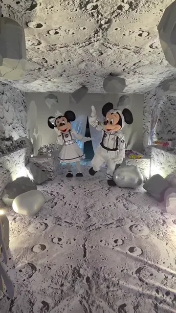 Cenário lunar com personagens vestidos de astronautas
