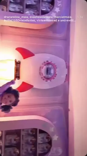 Cenário infantil em tons de rosa com um foguete