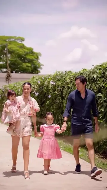 Família chegando a uma celebração infantil